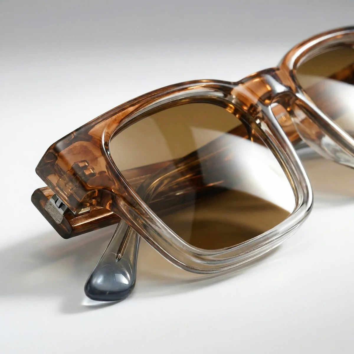 Veyro - Retro Rectangle Frame Sunglasses